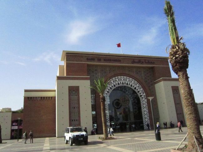 マラケシュへ来る時はカサブランカ空港からタクシー移動だったけど、帰りは電車移動。電車のチケットを買いにマラケシュ駅へ向かう。ブラブラ散歩しながら歩いて行ったら地図がアバウトすぎて道が分からず遠回りしながらやっと到着。<br />新しくて綺麗！