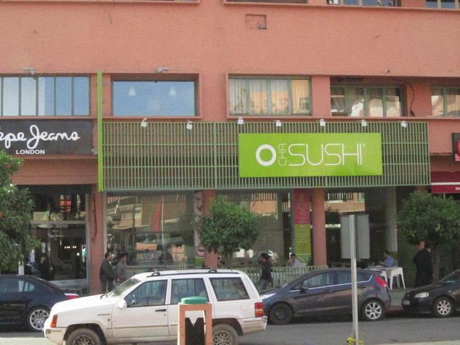 帰り道にSUSHIの看板を見かける。イスラエルだけでなくモロッコでもすしブームか？？