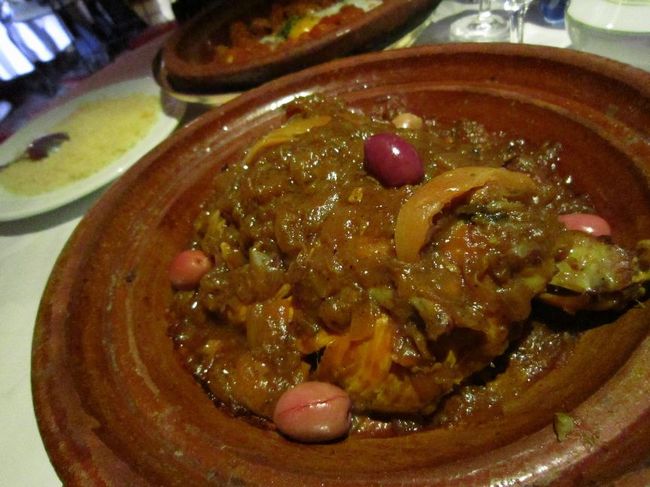 新市街にいるので駅から歩いてガイドブックに載っていたレストラン「AL FASSIA」へ行った。お昼時には少し遅い時間帯だったのにお客さんでいっぱい。日本人の人も同じガイドブック持ってた。<br /><br />昨晩のお店の事もあったので期待していなかったのが、ここはめっちゃめちゃ美味しくて大満足！！しかもボリュームもたっぷり。<br />これは羊のレモン、オリーブのタジン。レモンの香りが最高！