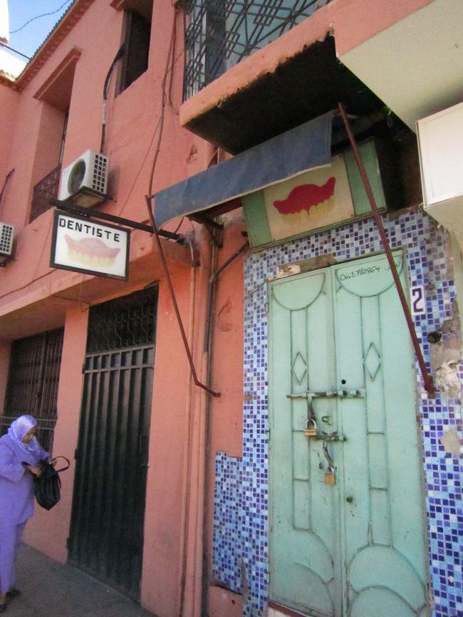 街を歩いていると歯医者の看板を良く見かけた。<br />どこも結構グロい歯茎の絵。