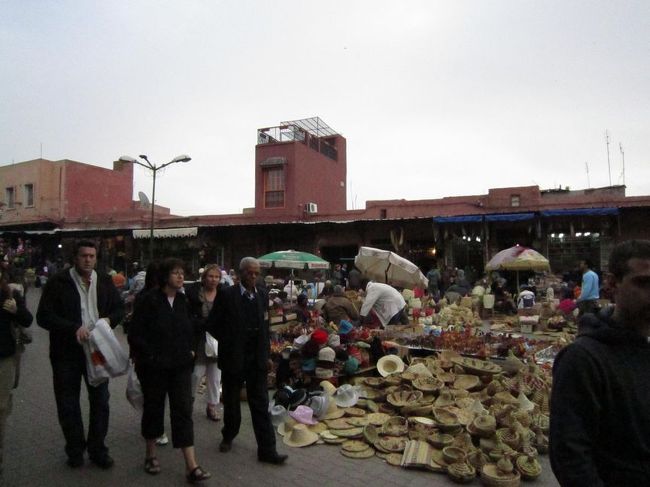 旧市街の迷路を通り抜けたところで小さな市場らしきところに出た。<br />カフェでまったりするもよし。