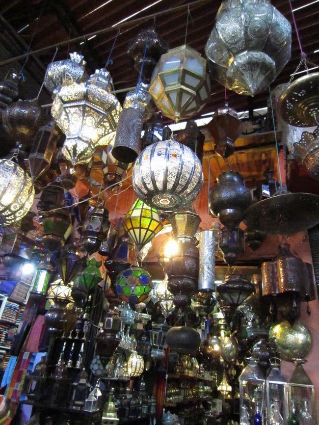 こちらはランプのスーク（市場）。<br />色とりどりのランプがステキ。