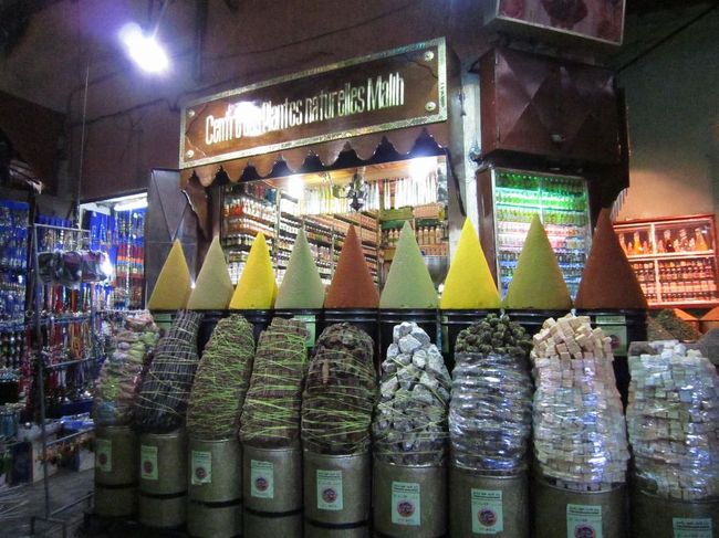 スパイスのスーク。<br />綺麗に円錐に持ってあるが、中心に円錐の金型が見えた。