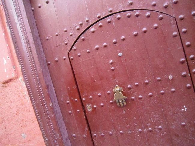 迷路の街を歩いていると扉にドアをノックするファティマの手が付いている。邪悪の目から守ってくれる魔除けのシンボルとして、モロッコではポピュラーなお守りだそうです。