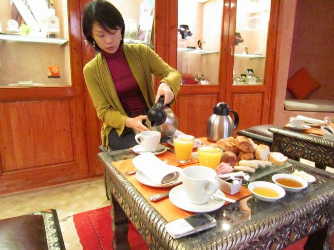 ホテルで朝食。朝晩は肌寒く暖房を付けている。<br /><br />朝食はクロワッサンやパリパリのフランスパン、他何種類かのパンと絞りたてのオレンジジュース。コーヒーにおかずを一種類。私はチーズプレート、夫はオムレツ。<br />パンに付けるはちみつとバターが最高に美味しい。食べ過ぎてしまった。