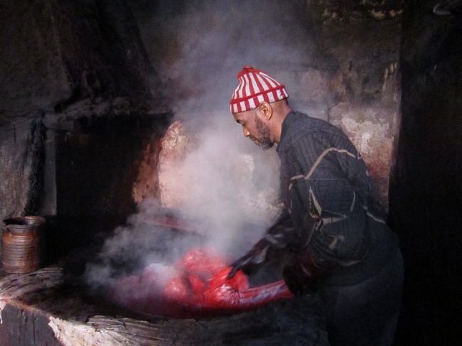 そしてカメラを出して写していいか尋ねると「ちょっと待てよ！」と白い糸を持ってきて新たに鍋の着色料の中にそれを突っ込み、染めている風景を見せてくれた。