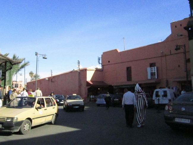 あ！ジュラバのおじさん！！<br /><br />右の赤と白のストライプのジュラバを着たおじさんを見つけて慌ててカメラを取り出す。後ろから見てるとねずみ男みたいでしょ。