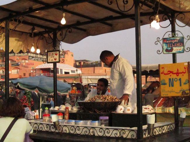 晩御飯はまたもやフナ広場へ。<br />こちらは茹でかたつむりの屋台。いくつも並んでいる。