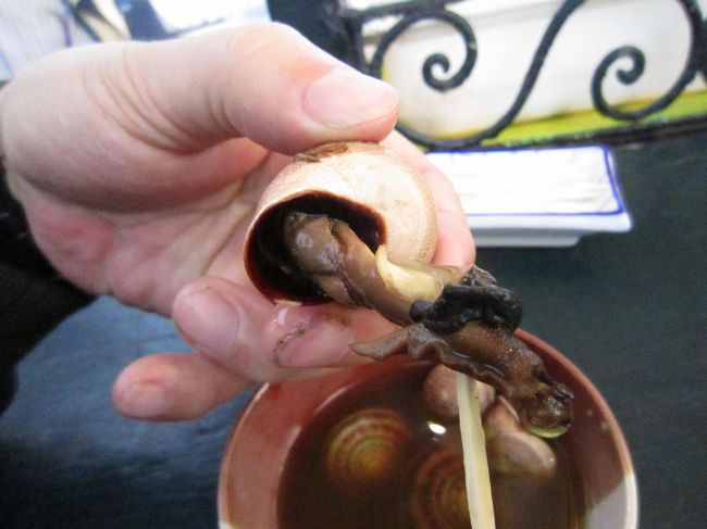 試しに小椀をひとつ頼んだ。<br />さざえのようにくるっと出てきたら、うわ〜、触角がー。つの出せやり出せあたま出せ〜♪って感じでえげつない。<br /><br />味は殆どなし。塩茹でしてるだけみたい。<br />でもお店に座ってたおばさんたちは「セボン！」とか言っては茹で汁を飲みほし、何回もおかわりしていた。