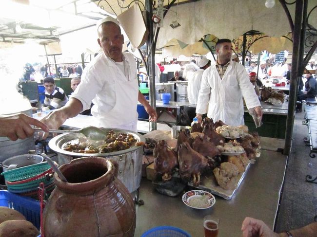 何か面白い物無いかなー。<br />羊の頭が並んどります！どうやら脳みそとか内臓を食べさせてくれるらしい。