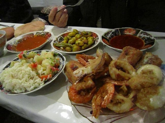 オリーブとソースは最初から机の上に乗っている。<br /><br />フライは普通に美味しかった。<br />白米はぼっそぼそ。