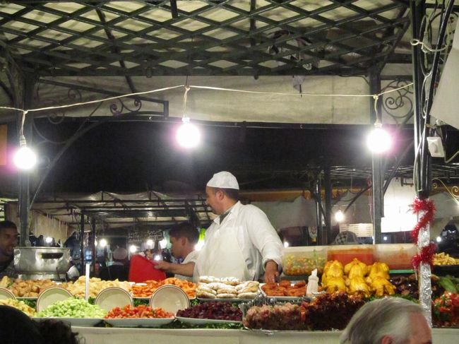 そして数ある屋台の「ミヤサコでーす」とか「オイシイからタベテミテクダサーイ」という勧誘を避けたどり着いたのがフライと串焼きのお店。