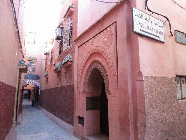 ピンクの壁が可愛らしい。<br /><br />こういう街中に小さなお店があったりしてそこでポットとガラスのコップ（透明のグリーンと茶色）を二つ買って帰った。<br />家で水につけて洗ったら、まぁ〜不思議！ガラスのコップの色がぜーんぶ剥げ落ちた…。色を塗りつけてただけやった。ふーん、こうやって騙されるのね。