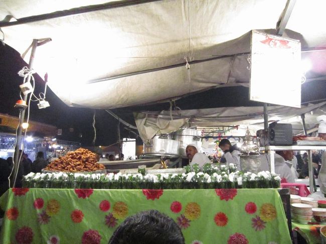 食後にミントティーを飲んでみよー。<br />用意されたコップに大量のミントの葉、それから石鹸ほどの大きさもある塊の砂糖。