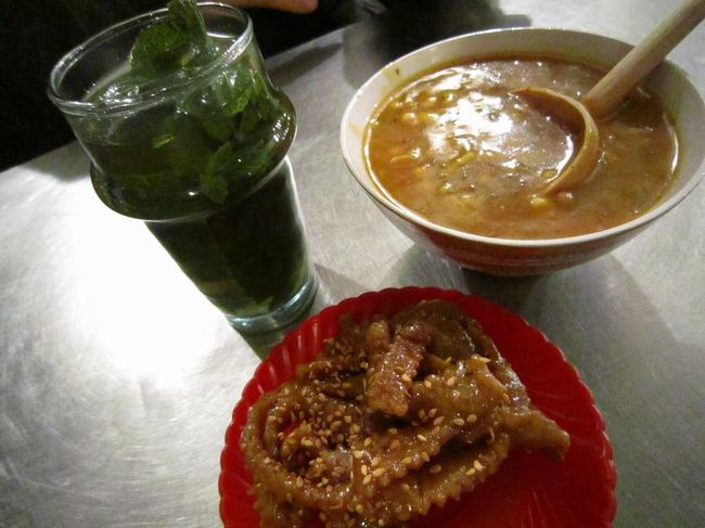 このミントティー一杯にそんな砂糖が入っているなんて〜。<br />でも甘いのに美味しい。やみつきになる味。<br />右となりはハリラ。店ごとに味が違う。<br />下にあるのはかりんとう。めちゃめちゃ甘いのに美味しいんだこれが。