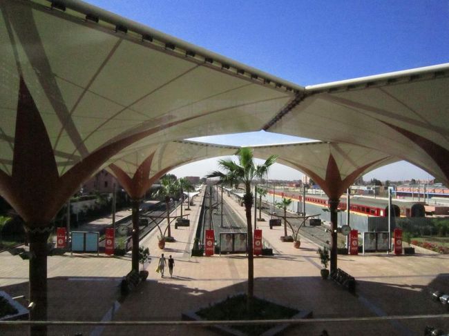 元旦にマラケシュを出発。<br />マラケシュ駅は電車の線がこれだけだった。