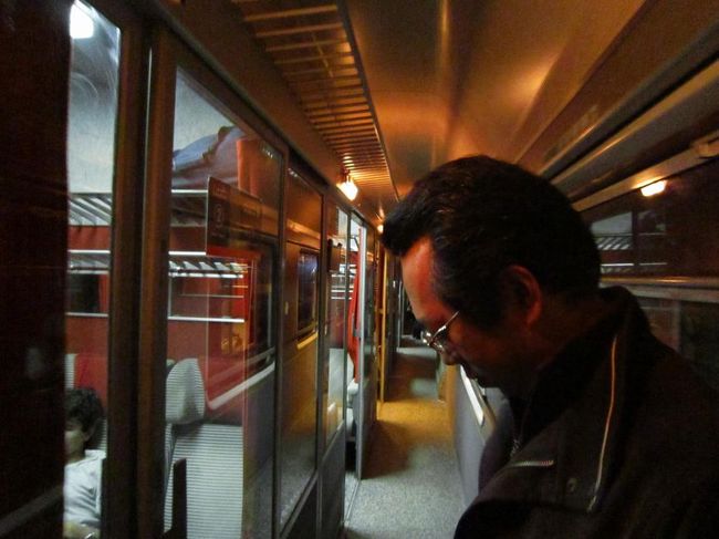 ３人ずつのシートが向かい合わせになって一部屋６人のコンパートメント式。やたらクーラーが掛ってて寒いのなんのって。<br /><br />この後カサヴォヤージュ駅で乗り換え、カサブランカ空港まで。<br />電車なかなか快適じゃ〜ん。最初からこっちにしておけば良かった。<br /><br />さてお次はエジプトだ！