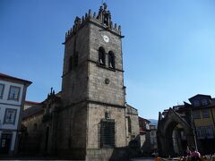 ノッサ・セニョーラ・ダ・オリヴェイラ教会　ロマネスク建築とゴシック建築が融合した形式で、「オリーブの木の聖母」を意味する名前の教会。
