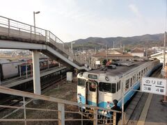 高松から１時間、徳島県に入り、池谷駅に到着
線路とホームの間に駅舎がある、ちょっと変わった構造の駅