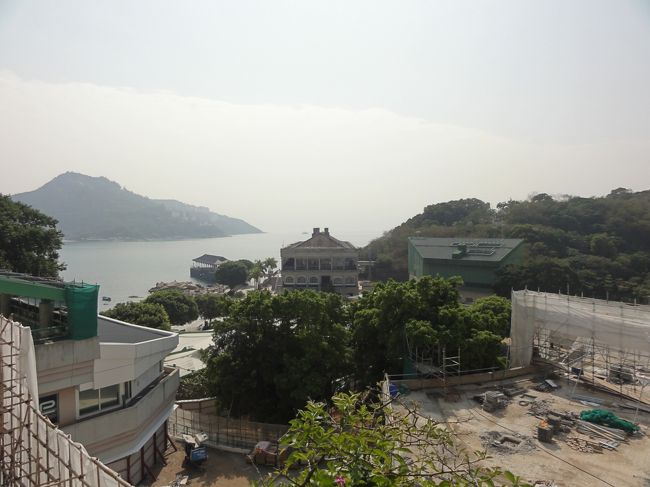 ほ〜これがスタンレーか〜<br /><br />下はなんか工事中なのね<br /><br />バスを降りたところにレストランやショップの入った商業ビル「スタンレープラザ」がありました<br />オクトパスカードの残金があと１ドルくらい！！になっちゃったので慌ててどこでチャージできるか聞いたらこの中のスーパーで出来ました<br />良かったこれで帰りも安心〜