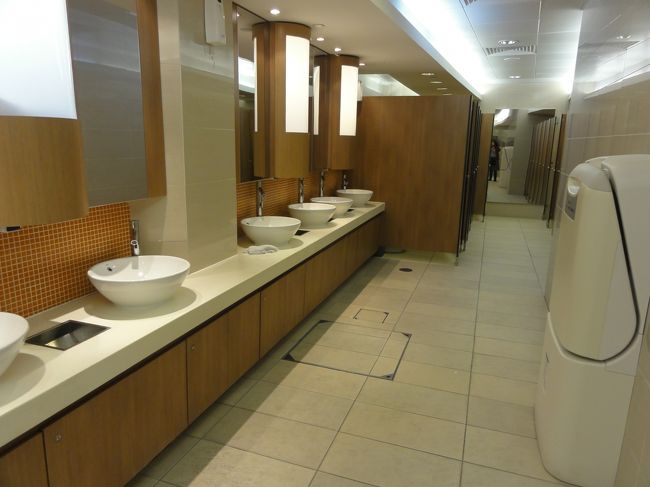 道のりは長かったのでまずはお手洗いに<br /><br />観光地のしかも公共施設のお手洗い、しかも中国に返還された後ってどうよーと心配してたけどすごくきれいでした<br /><br />よかった〜