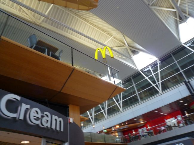 スキポール空港のマクドナルドです(笑)<br />特に意味はありません。