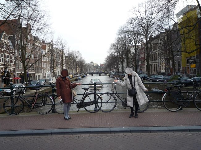 アムステルダムの運河です。<br />町並みがTHEヨーロッパという感じでわくわくしました♪笑<br />時間があればクルーズしたかったものです^^;
