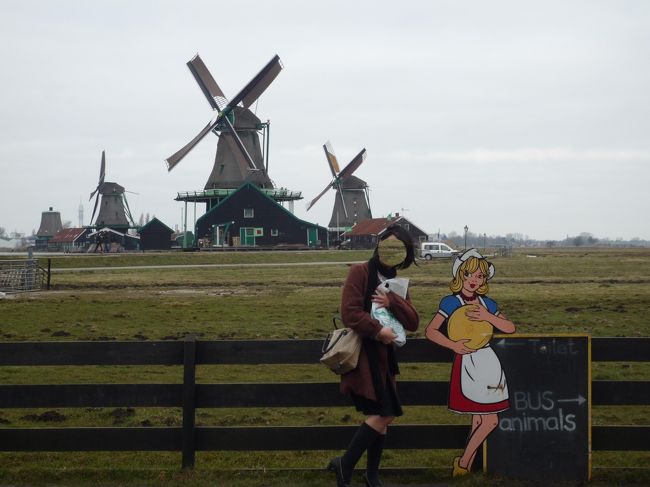 風車とチーズ屋さんの看板と私(笑)