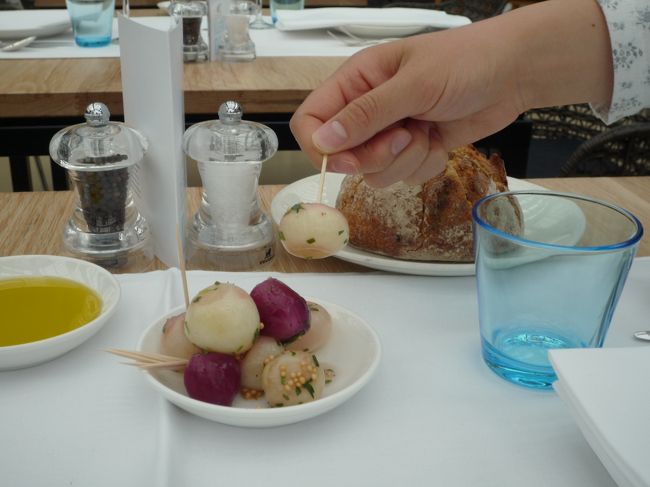 アムスにあるお花を使った料理を出すレストランDE KASのフルコースの前菜です<br />