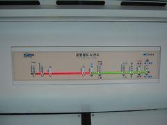 　仁川空港駅から空港鉄道に乗ってソウルへ向かいます。
　直通でしたら43分、各駅停車でも53分です。料金は、直通が13,300ウォン、各駅でしたらＴマネーカード利用で3,700ウォンとずいぶん差があります。
　私たちは各駅停車で向かいます。
　金浦空港を出て、いよいよ新線区間に入ります。