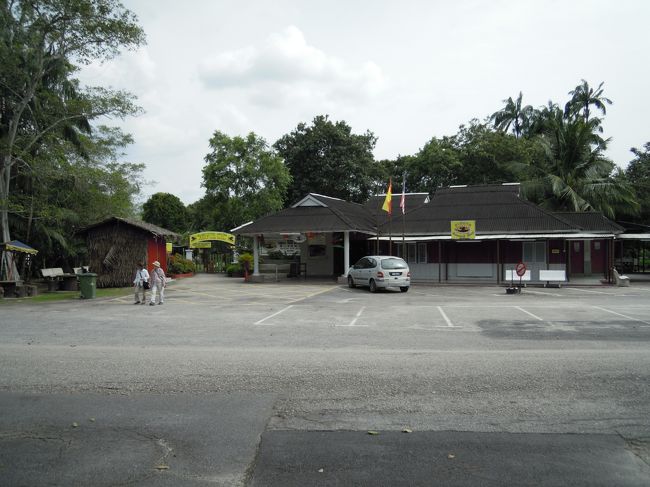 FireResort　正面、左側がJettyへの入口で、右側が中華料理店