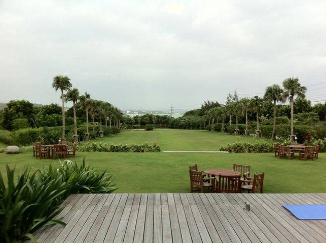 当日は台風が近づいていたこともあり、強風でしたが外での朝ヨガを決行。初心者向けということで、気持ち良く大地のパワーを受けるイメージを体感しつつヨガの世界に没頭。インストラクターの方の体脂肪率は間違いなく一桁、というほどスリムボディーに驚き。