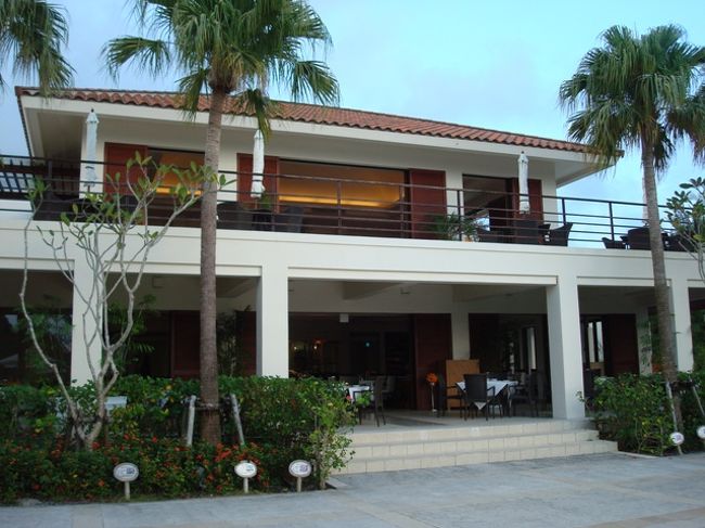 朝食は、フロント棟にあるファインダイニングにて。アッタテラスさんのレストランは基本こちらのファインダイニングで、ゴルフ場のクラブハウスレストラン（鉄板焼）「も」利用可能、といった感じ。ファインダイニング横のライブラリー＆BAR？はうだうだできるスペース、といった切り分けでしょうか。