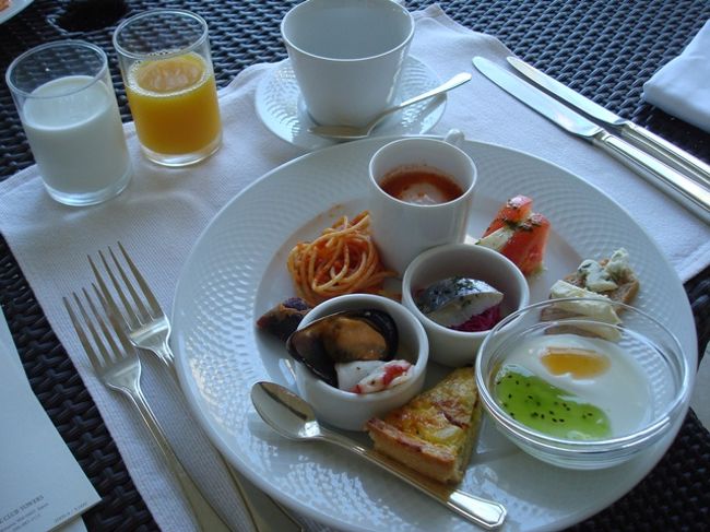 という訳で、朝ヨガを終えた私はペコペコ。部屋で待っていた奥さんも当然ペコペコ。早速カートを呼び、ファインダイニングへ。朝食はブッフェスタイルで、まぁ良くあるスタイルです。<br />最近はどこのホテルに泊っても、朝食ブッフェで、個人的にはキッチリと料理＆サービスしてくれる朝食の方がこちらのホテルのコンセプトには合っているような気がしました。色々と選べますが、味はまぁ、普通においしいです（感動はない）。