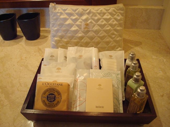 そういえばお部屋の紹介をしていなかったの、少し紹介を。<br />アメニティはロクシタン。奥さんには垂涎モノだそうで、石鹸などは持ち帰り！とか言っていました（笑）。<br />最近のホテルにはホテルオリジナルではなくブルガリ、イソップ、マークス＆ウェブなんかが置いてあるホテルが増えましたが、やはりメジャーブランドのロクシタンが女性受けが良いのでしょうか？<br />個人的にはマークス＆ウェブのアメニティが好み。たしか目黒のクラスカのアメニティがマークス＆ウェブだったような。