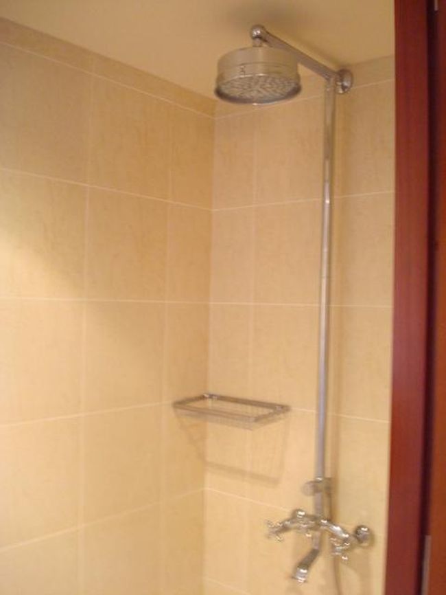 こちらはシャワーブース。シャワーブースの扉が木枠モノなので、メンテナンス大変そうだなぁ、と勝手に心配してしまう俺。若干排気のヌケが悪いような気がしましたが、レインシャワーはリゾートホテルならではといった感じがしていいですよね！（最初の冷たい水は我慢、我慢）