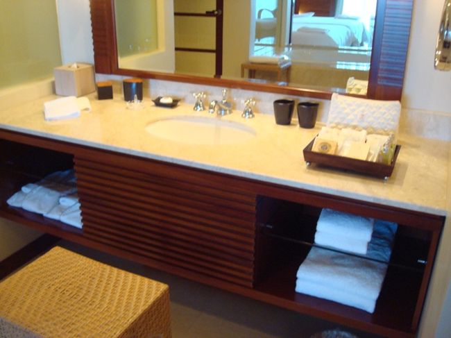 洗面台のシンクは１器。最近のラグジュアリーホテルのバスルーム内のシンクは２器設置が標準ですが、男性×女性であれば２器同時使用の必要性は無いため、あまり大きな問題ではありません。