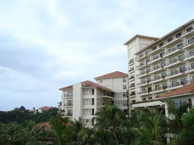 それでは車でお出かけ。ホテルマニアの私は、もはや生ける伝説ホテルの「ブセナテラス」さんへ。見学だけね。<br />テラスホテルズの宿泊者なので、それを伝えるとブセナ泊のゲストと同様のサービスを受けることができます。奥さんはあまり歩きたくないとのことなので、一人で館内散策。さすがにロビーの解放感は圧巻ですね。<br />こちらは子供も宿泊可能なので、子供が産まれたらこちらにお世話になることになるだろうな。<br />それにしてもドアマンさんのモチベーションの高さはすごい！一度名前をつげたら出発するまでに３回名前を呼ばれた（笑）