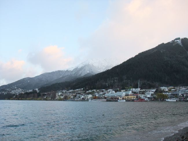 ホテル前のワカティプ湖<br />ニュージーランドで３番目に大きい湖<br />風が強くて寒かったです。<br />