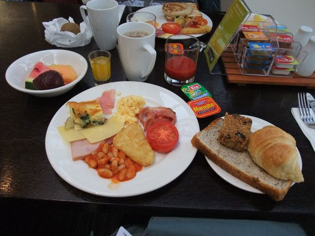 ７：１５　これがホテルでの最後の朝食でした。<br /><br />８：００　ミルキーブルーに輝くテカポ湖へ向けて出発。約２６０ｋｍ。<br />