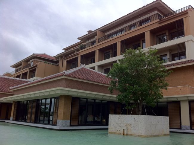 やってきました喜瀬別邸。今回の沖縄旅行の宿泊先として候補にあがったホテル。こちらのホテルではランチをいただきます。ホテルマニアの私は館内のあちらこちらはウロウロ。まぁ、間違いなく不審者ですね（笑）