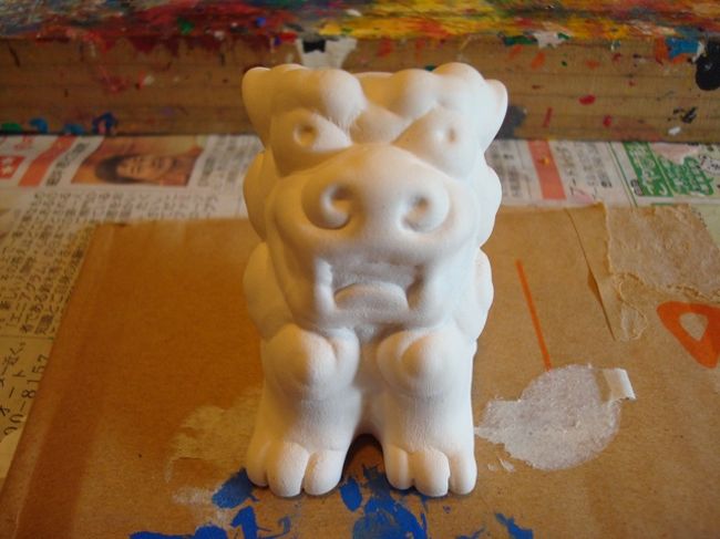 サクサクっと見学を終えて、奥さまの目的？であったシーサーの色塗り体験へ。これが結構ハマル！最初は、塗り絵みたいなモンっしょ？って思っていたのですが、やり始めたら、むむ・・・以外に悩む。奥さんよりもカッコいいシーサーにしたい！と燃え始めたらあれよあれよという間に２時間くらいやってた（大汗）