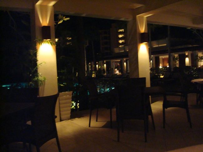 ホテルに戻り、いよいよ沖縄旅行最後のディナー。ホテルのファインダイニグでフレンチをいただきます。<br />ハロウィンの時期だったのでハロウィンの飾り付けがされていました。なかなかムードある雰囲気。<br />フルコースをいただき美味しくいただいました。味は、まぁ、おいしかったです。<br />それよりもサービスしていただくスタッフの皆さんの感じの良さに関心しました。