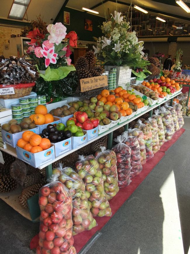 ９：１０　先日も立寄った果樹園の有名なクロムウェルでトイレ休憩＆買物。<br />