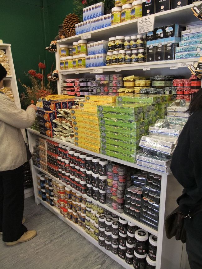 キウイクッキーは種がプチプチしていい歯ごたえで美味しかったです。お土産でも好評でした。<br />地元の人は甘さが足りないせいかあまり食べないようなので、普通のスーパーのお菓子売り場では見かけませんでした。<br /><お土産用>なのでしょうね。<br />手作りのようで色々なフルーツがチョコでコーティングされていました。<br />ブルーベリーが美味しかったです。