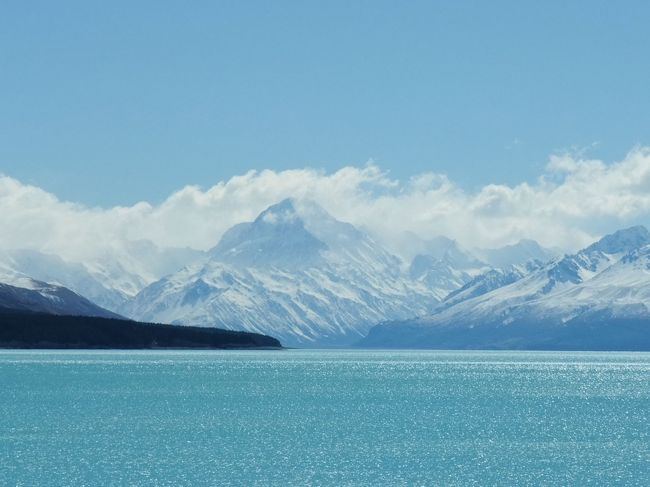 １１：５０　プカキ湖より<br />マウントクック<br />やっと見えました。三度目の正直です！！<br />雲が早くてあっという間に隠れてしまいます。<br />皆さんもシャッターを押すのに必死でした。<br /><br />