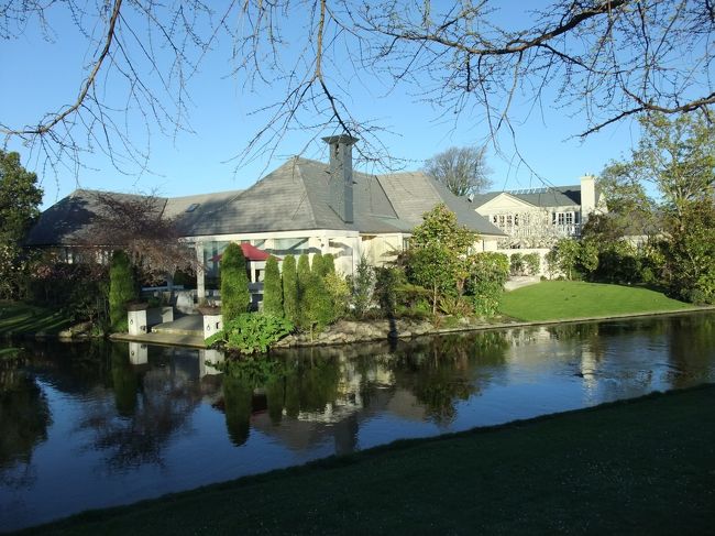 川の向こうは一般家庭です。<br />超高級住宅地だそうです。