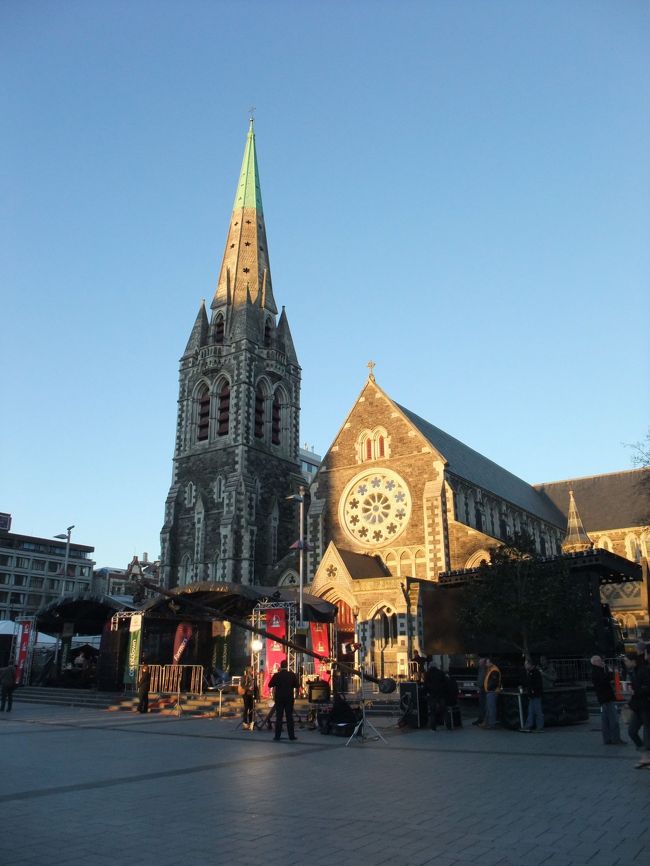 １８：０８　街のシンボル大聖堂　高さは６３ｍ<br />中は見学できませんでした。<br />広場を横切り、お土産屋へ案内される。<br />クライストチャーチは殆ど観光時間はありませんでした。