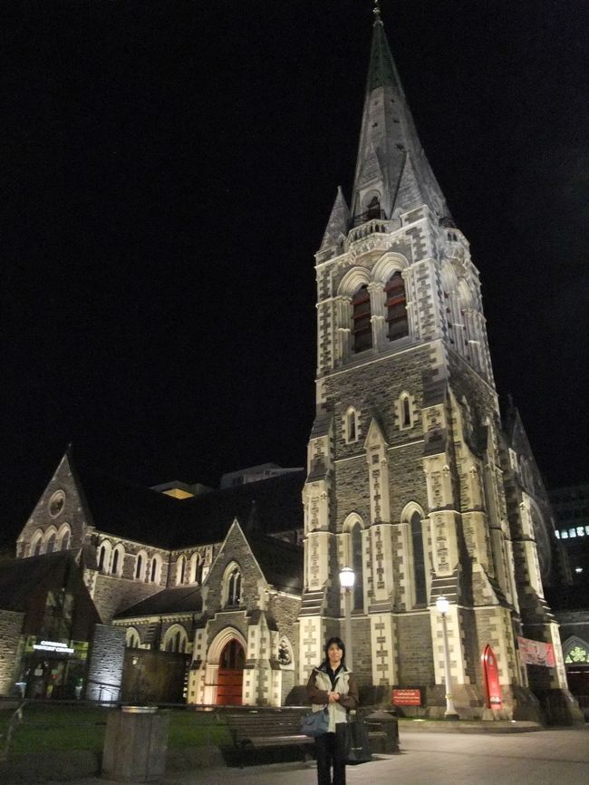 ２１：２０　ライトアップされた大聖堂<br />食後の買い物後に。<br />さっき頼んだキウイワインをお店に取りに行きました。<br />割れないように丁寧に包み、丈夫なショッピングバッグに入れてくれました。