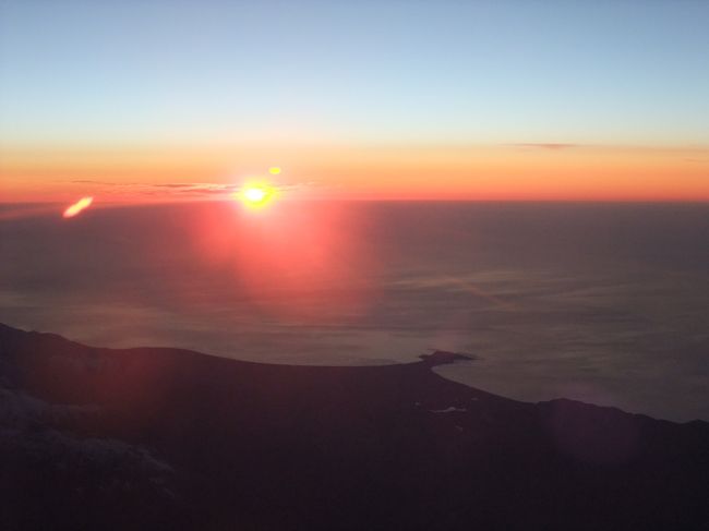 ６：００　気持ちの良い日の出を見る事ができました。<br />早朝フライトの特権ですね♪